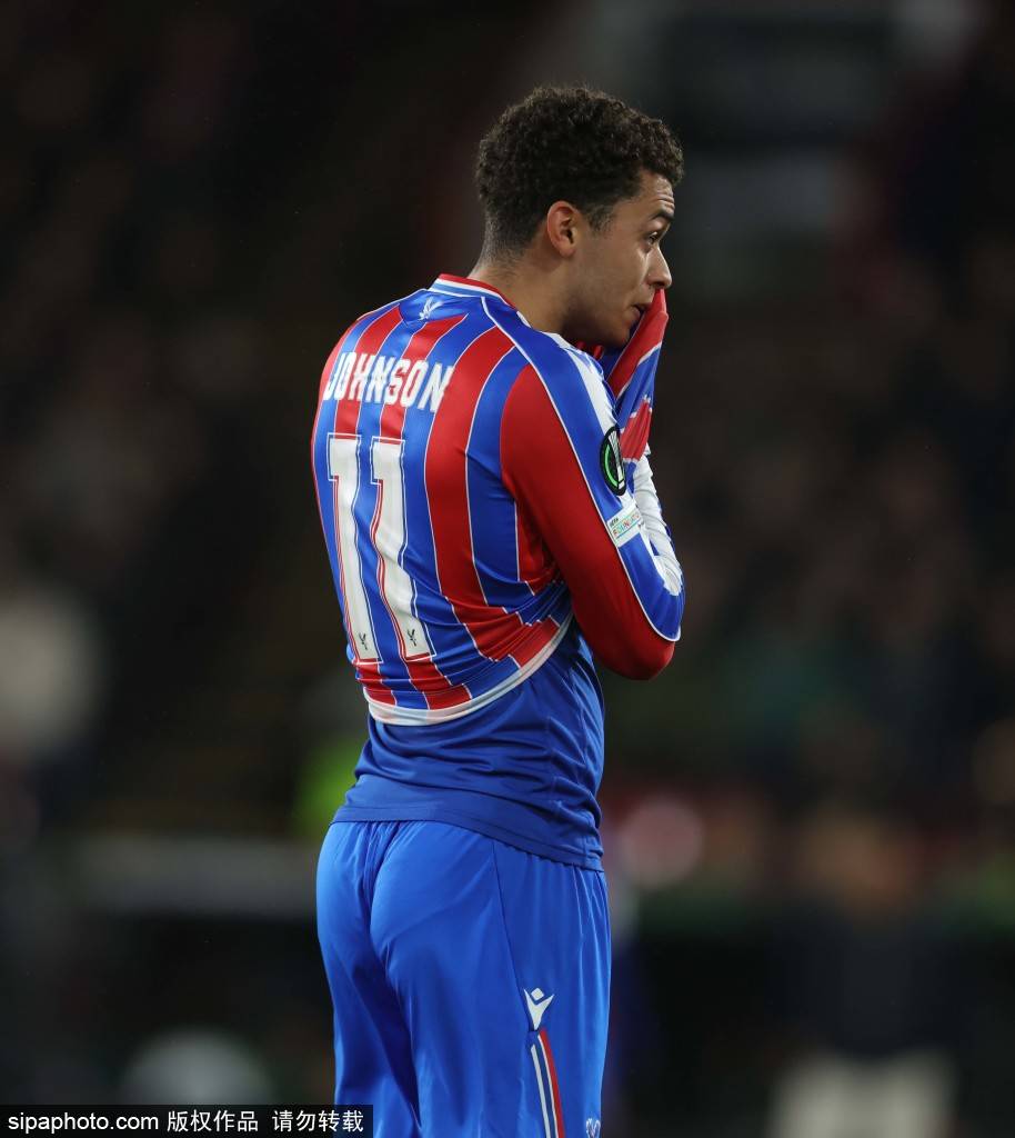 爆冷！罗萨达欧战首秀塞尔赫斯特公园逼平水晶宫，耶雷米·皮诺赛后赠球衣暖心一幕